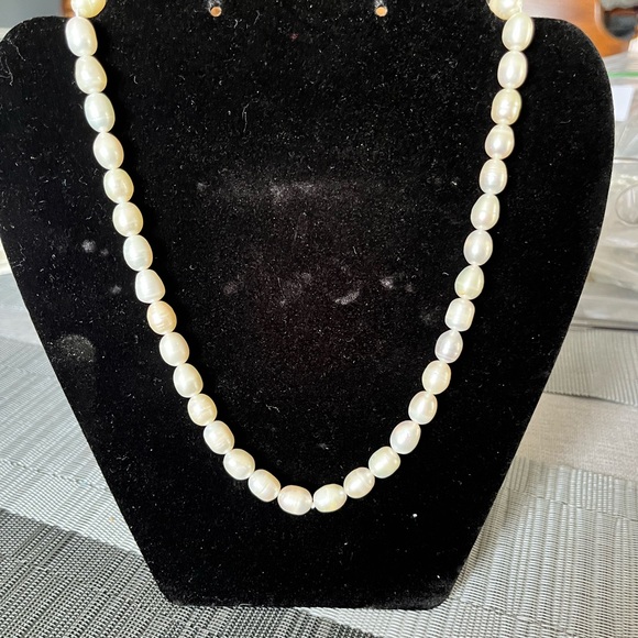 Elegant Pearl Necklace - Picture 1 of 6